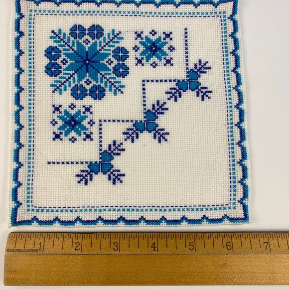 Vintage cross stitched table linen set of two, small square doilies - Picture 5 of 9